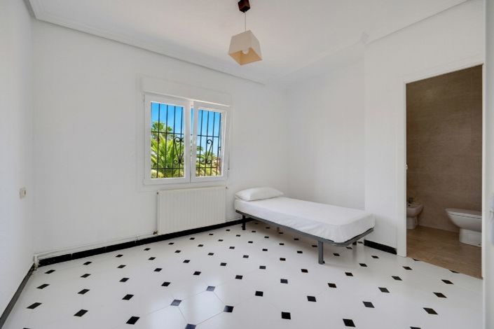 Image No.11-3 Bed Property for sale