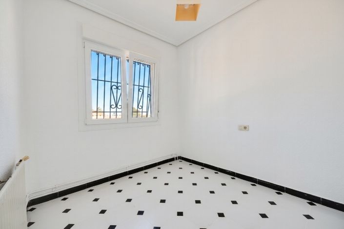 Image No.14-3 Bed Property for sale