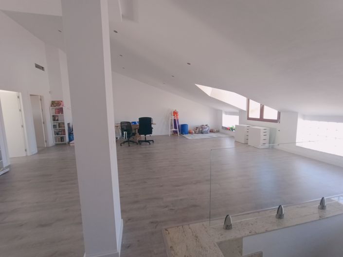 Image No.27-4 Bed Townhouse for sale