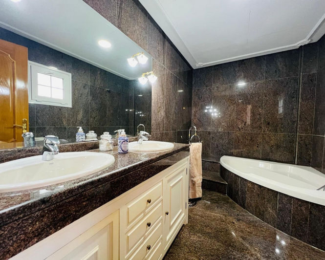 Image No.21-5 Bed House for sale