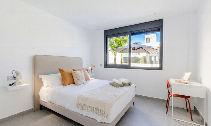 Image No.24-3 Bed Property for sale