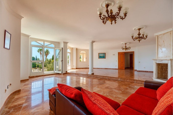 Image No.10-9 Bed Property for sale