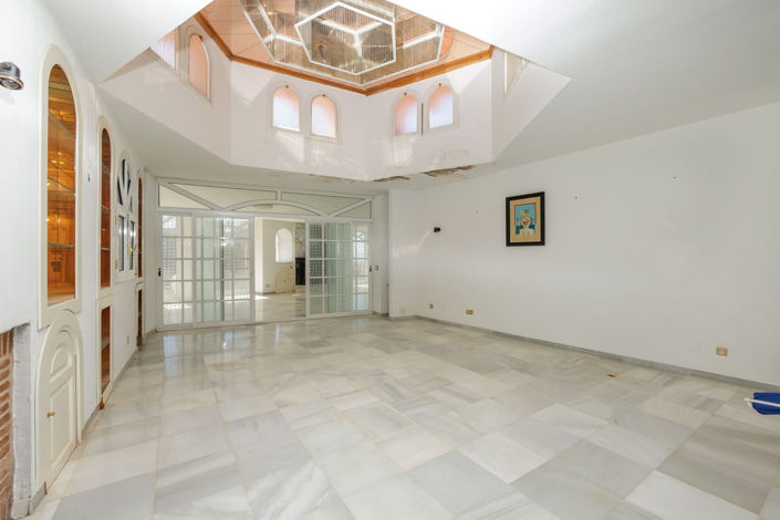 Image No.4-9 Bed Villa for sale
