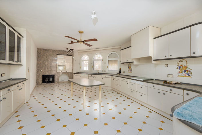 Image No.5-9 Bed Villa for sale