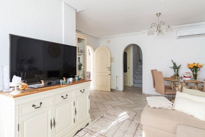 Image No.12-4 Bed Property for sale