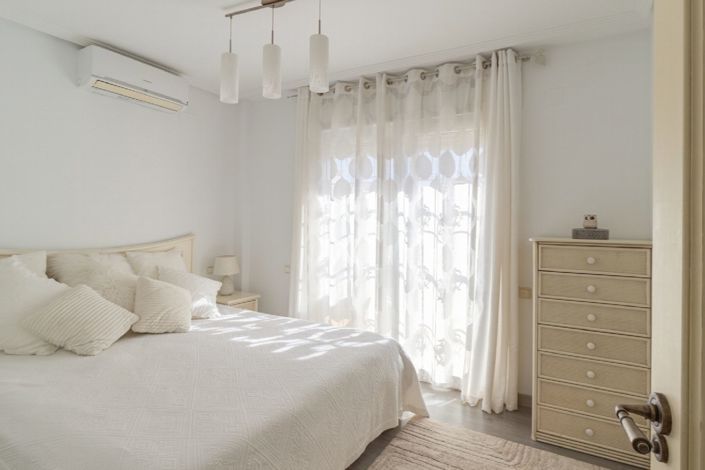 Image No.28-4 Bed Property for sale