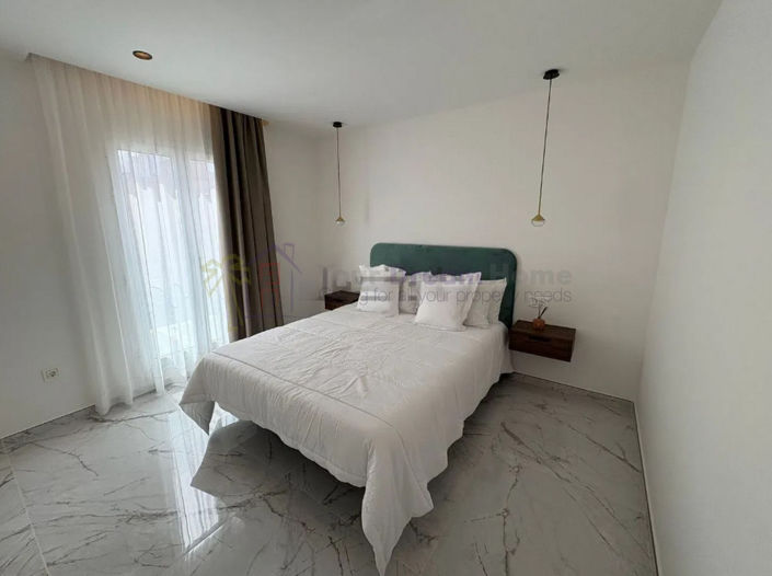 Image No.8-3 Bed House for sale