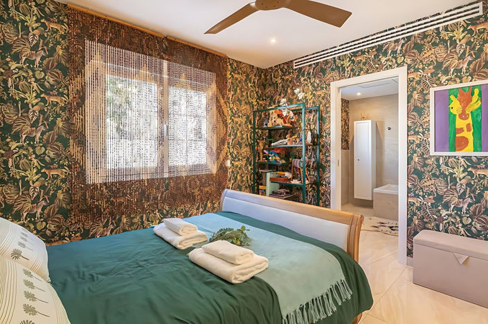 Image No.17-5 Bed Townhouse for sale