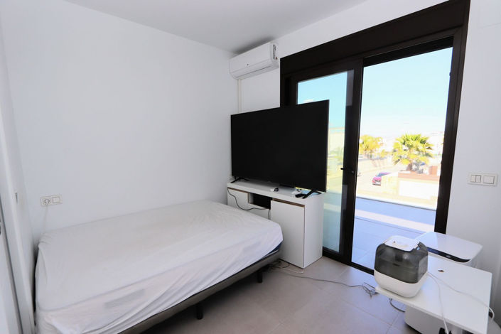 Image No.12-3 Bed House for sale