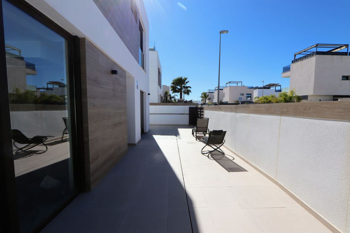 Image No.14-3 Bed House for sale