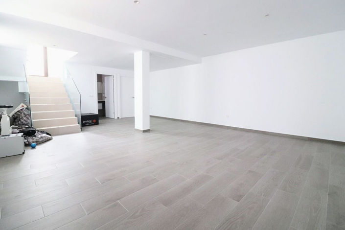 Image No.8-3 Bed House for sale