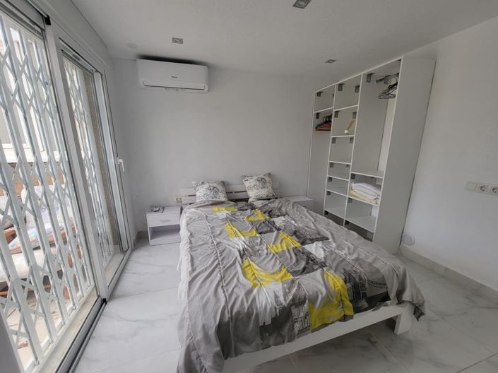 Image No.17-4 Bed Townhouse for sale