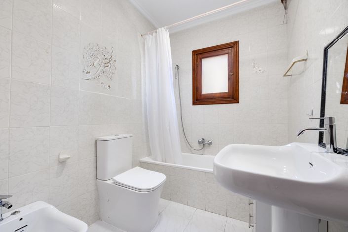 Image No.24-4 Bed House for sale