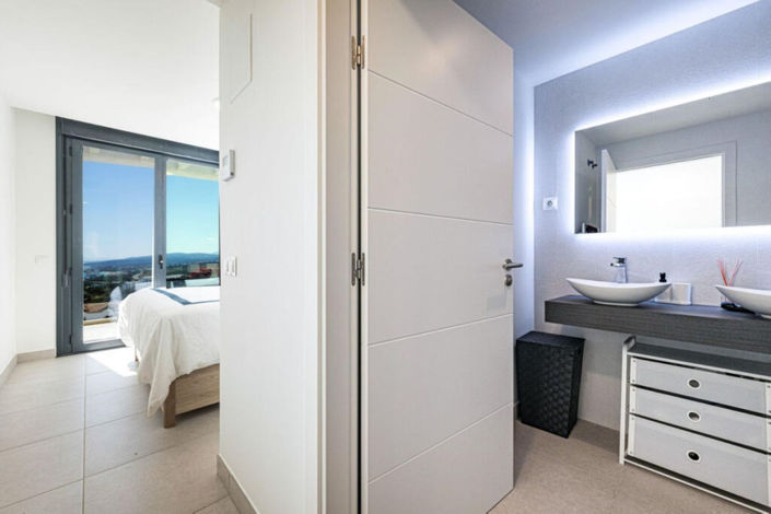 Image No.14-4 Bed Townhouse for sale