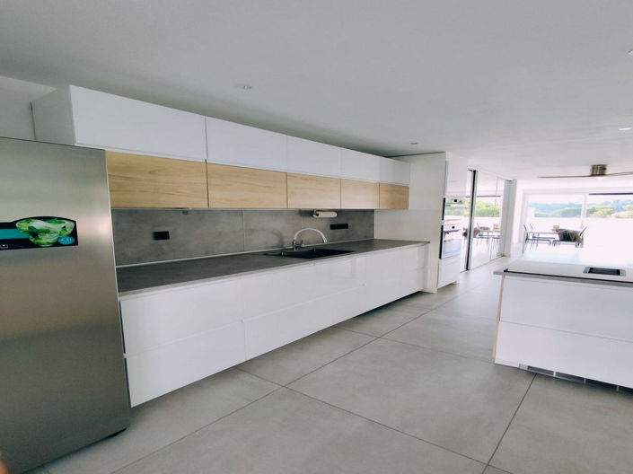 Image No.8-5 Bed House for sale