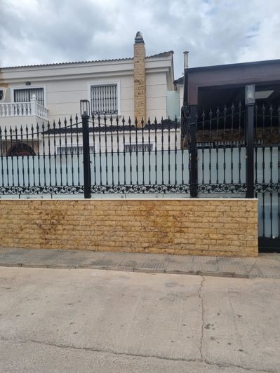 Image No.12-4 Bed Townhouse for sale