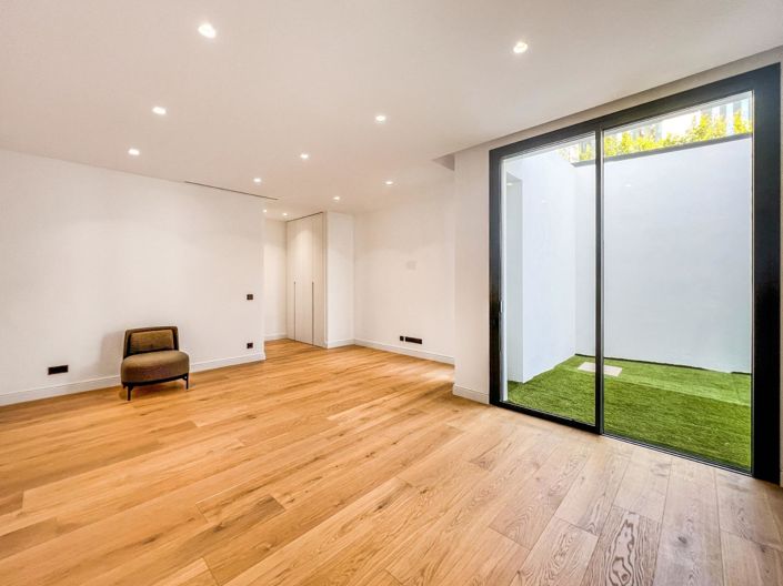 Image No.30-6 Bed Townhouse for sale