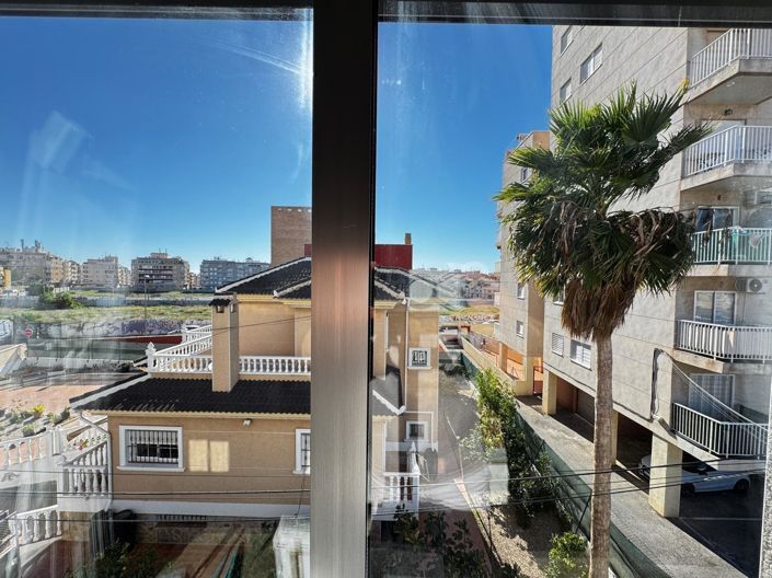 Image No.17-3 Bed House for sale