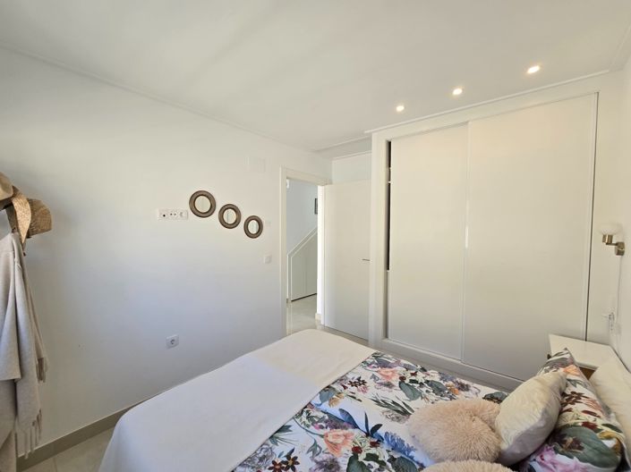 Image No.18-3 Bed Townhouse for sale