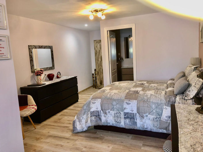 Image No.17-8 Bed House for sale