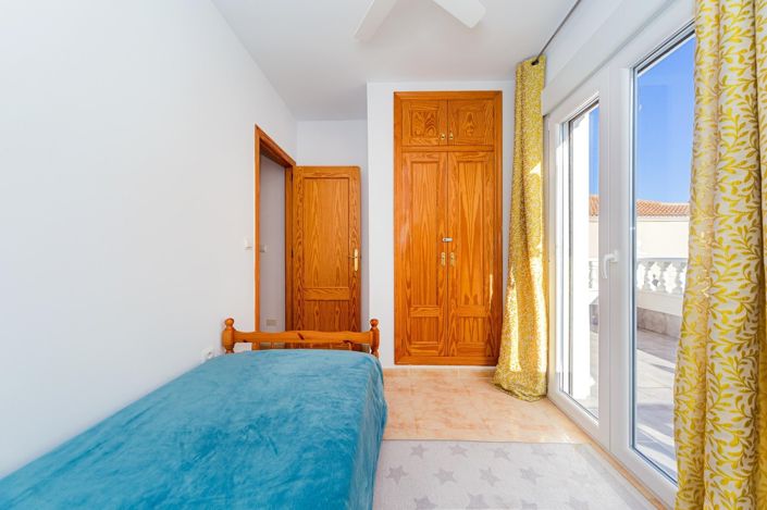 Image No.21-4 Bed House for sale