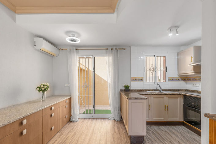 Image No.8-2 Bed House for sale