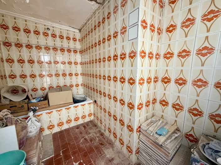 Image No.16-6 Bed Property for sale