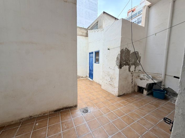 Image No.17-6 Bed Property for sale