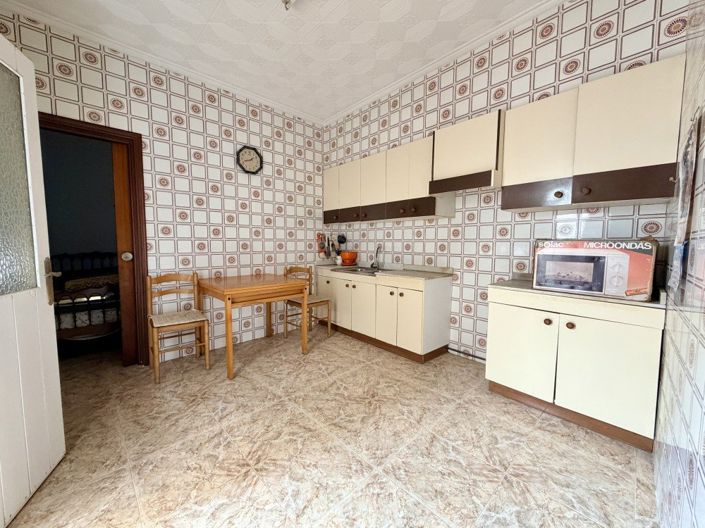 Image No.18-6 Bed Property for sale