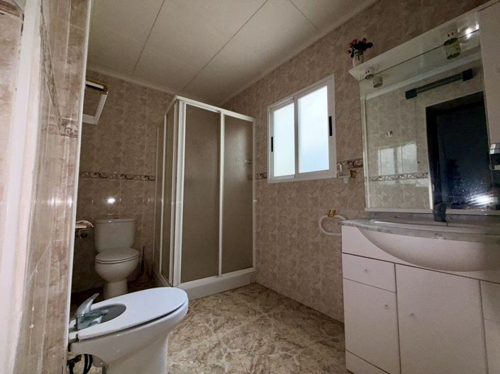 Image No.19-6 Bed Property for sale
