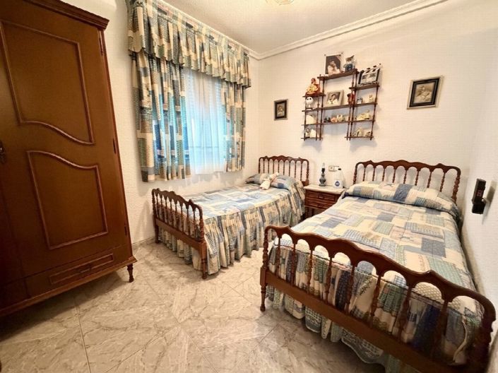 Image No.2-6 Bed Property for sale