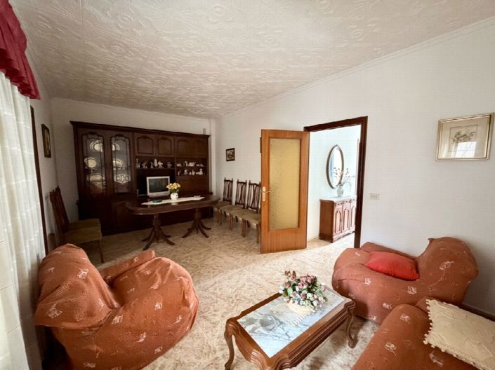 Image No.20-6 Bed Property for sale