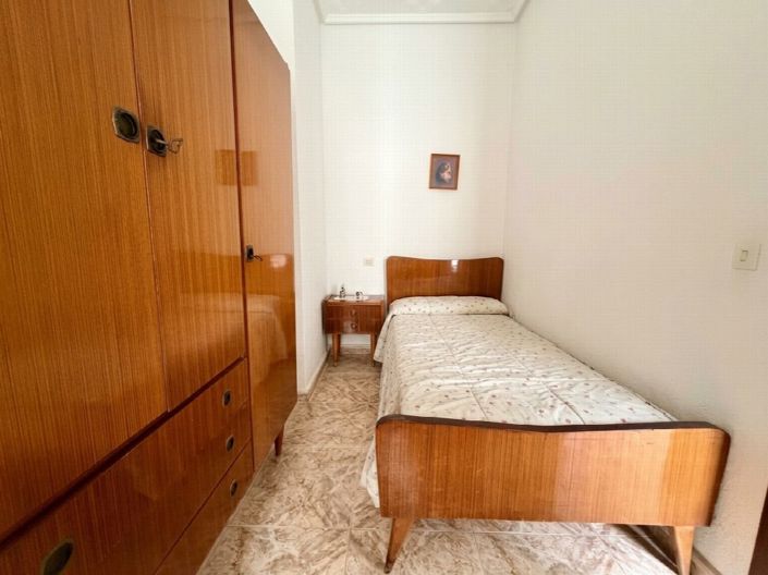 Image No.22-6 Bed Property for sale