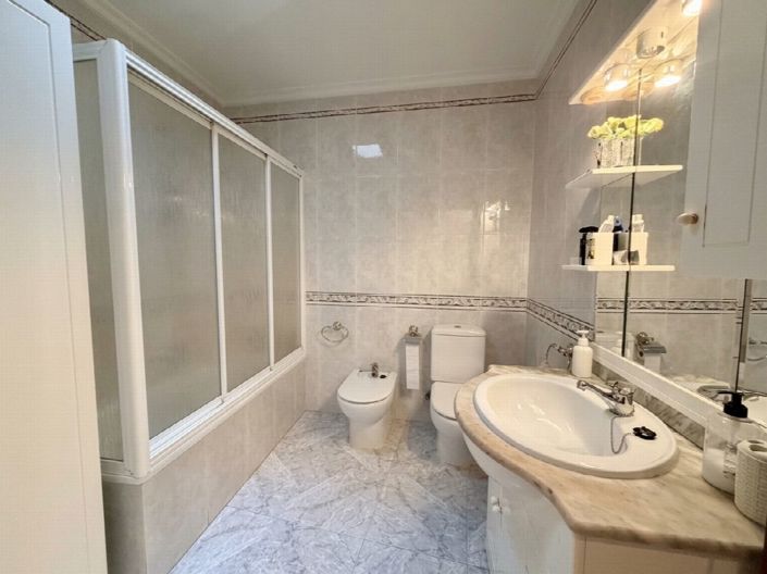 Image No.5-6 Bed Property for sale