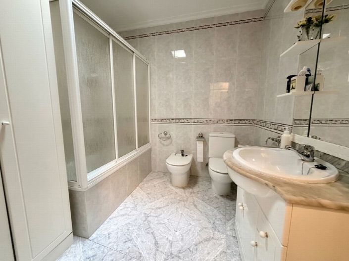Image No.6-6 Bed Property for sale