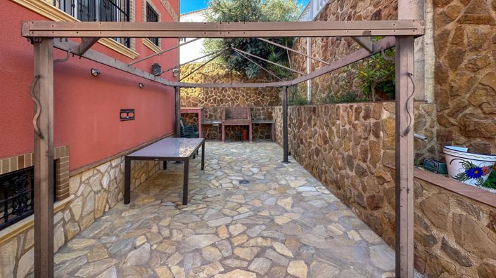 Image No.37-3 Bed Townhouse for sale