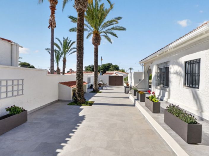 Image No.4-3 Bed Studio for sale