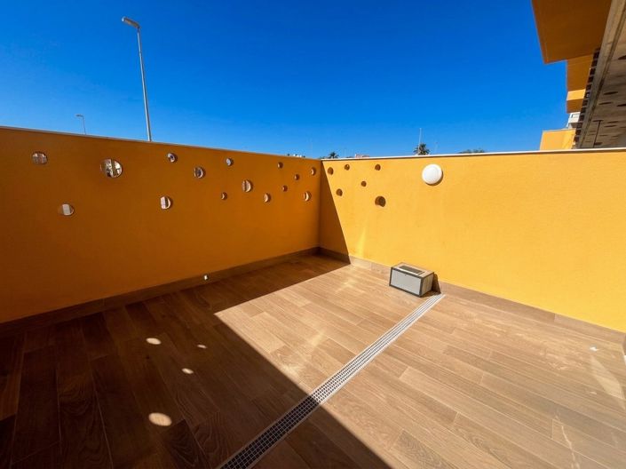 Image No.8-2 Bed Property for sale