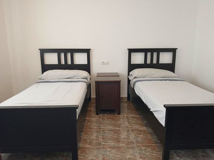 Image No.8-4 Bed House for sale