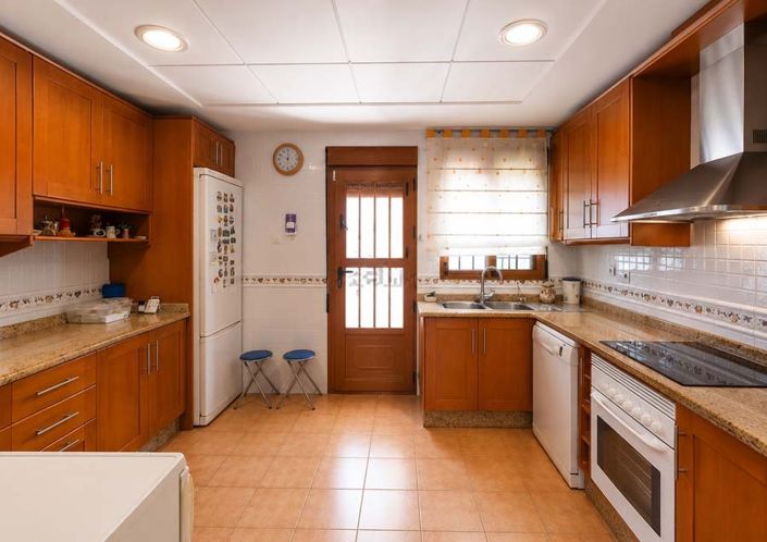 Image No.8-3 Bed House for sale