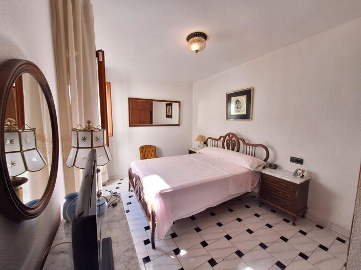 Image No.8-3 Bed House for sale