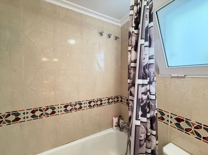 Image No.9-2 Bed House for sale