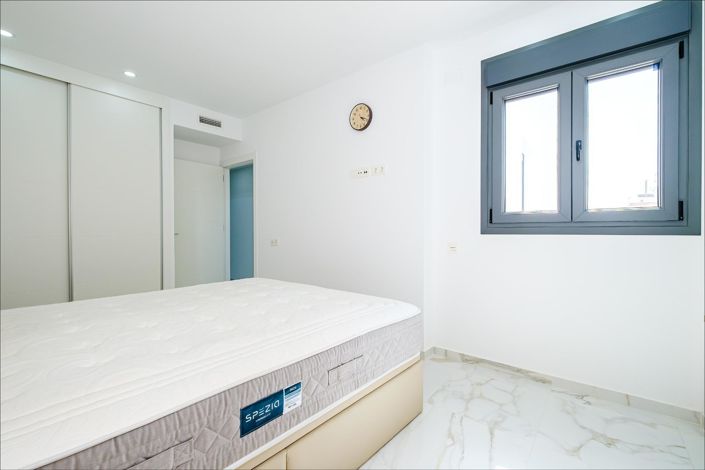 Image No.28-4 Bed Property for sale