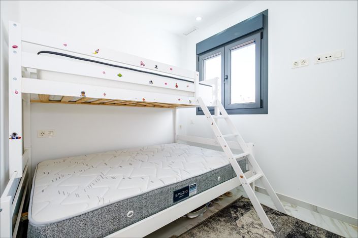 Image No.8-4 Bed House for sale