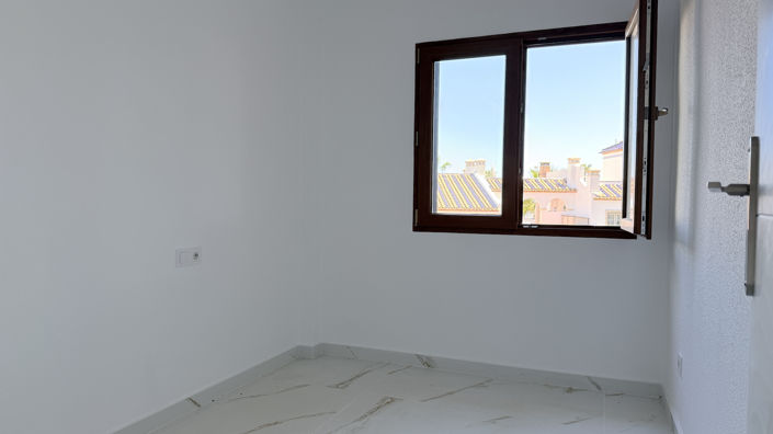 Image No.20-2 Bed House for sale