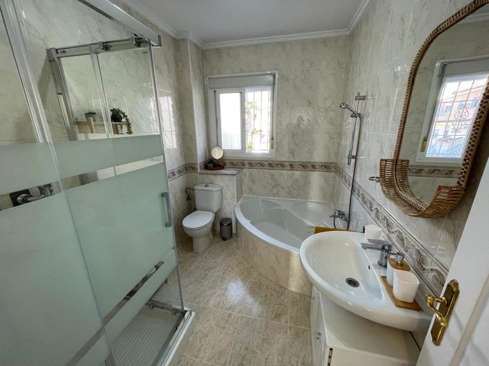 Image No.20-3 Bed Townhouse for sale