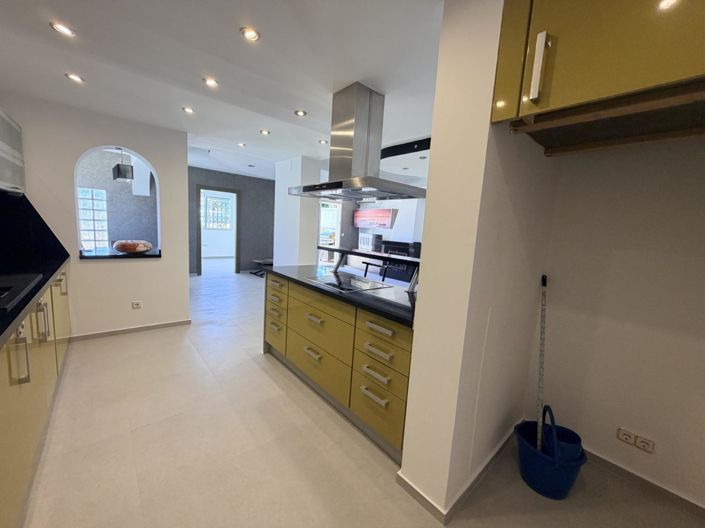 Image No.10-5 Bed Property for sale