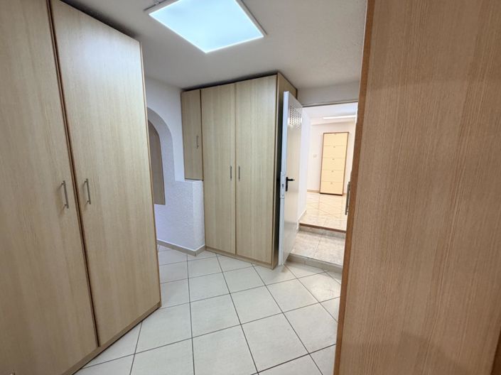 Image No.12-5 Bed Property for sale