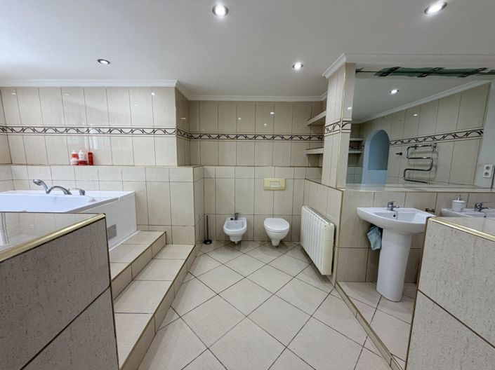 Image No.16-5 Bed Property for sale