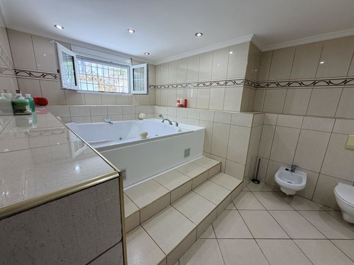 Image No.17-5 Bed Property for sale